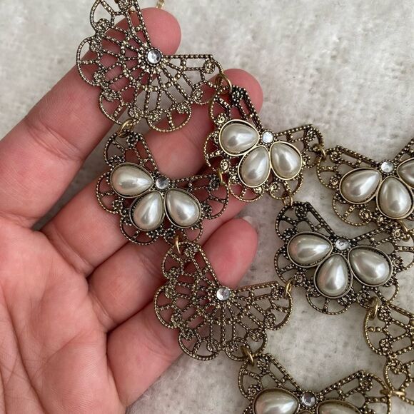 Beautiful gold and pearl statement necklace - Picture 2 of 6